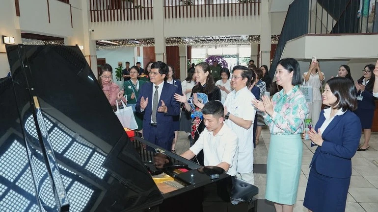 Những "nhịp cầu yêu thương" thầm lặng của nhân viên công tác xã hội Những "nhịp cầu yêu thương" thầm lặng của nhân viên công tác xã hội