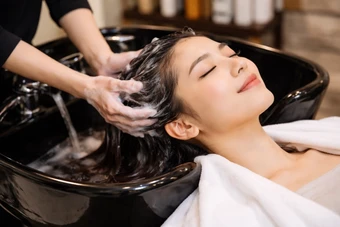 Những thói quen khiến phụ nữ rụng tóc nhiều - Báo TinVina