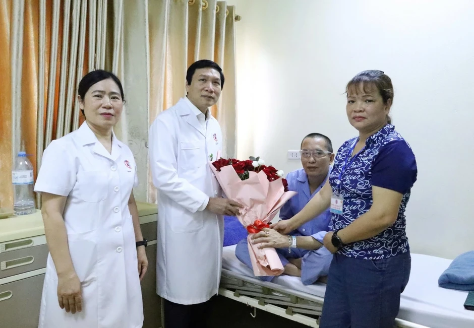 Niềm vui ngày ra viện của những người bệnh được ghép mô, tạng thành công Niềm vui ngày ra viện của những người bệnh được ghép mô, tạng thành công