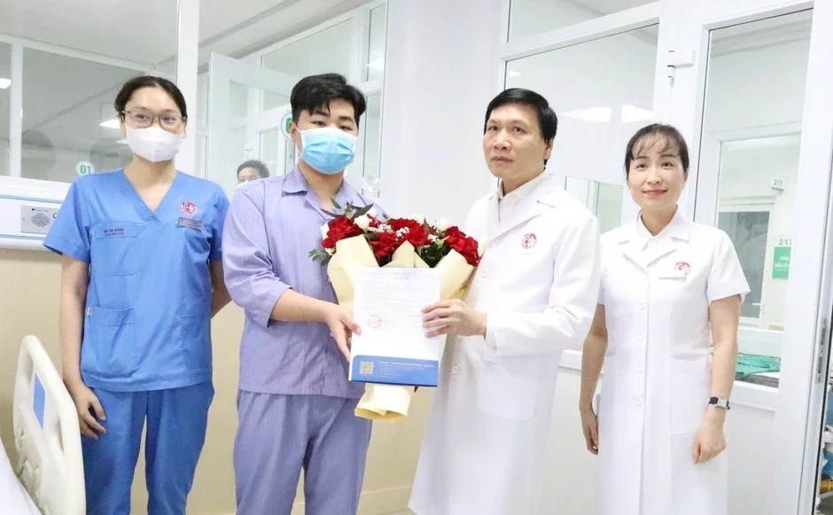 Niềm vui ngày ra viện của những người bệnh được ghép mô, tạng thành công Niềm vui ngày ra viện của những người bệnh được ghép mô, tạng thành công