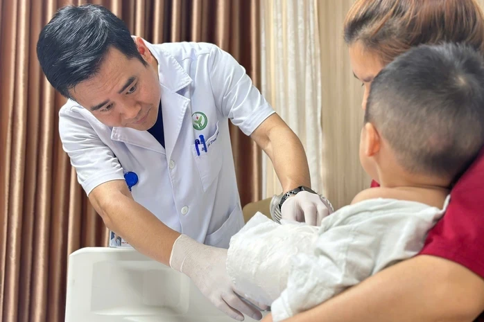Nối lại bàn tay gần đứt rời cho bé trai bị tai nạn máy dập Nối lại bàn tay gần đứt rời cho bé trai bị tai nạn máy dập