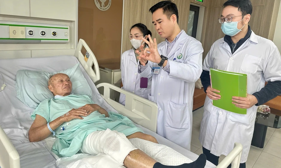 Nối mạch cứu đôi chân thương binh mất xương bánh chè nửa thế kỷ Nối mạch cứu đôi chân thương binh mất xương bánh chè nửa thế kỷ