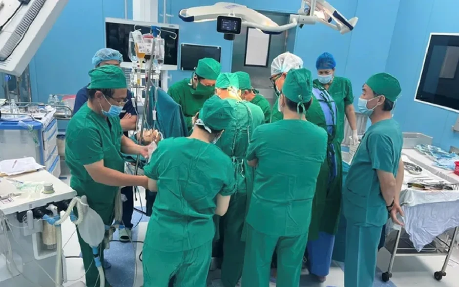 Nối mạch máu cứu bàn tay nam thanh niên gặp nạn khi đánh cá trên biển