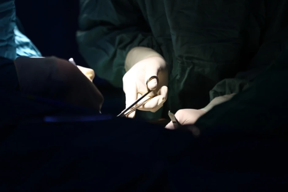 Nối mạch máu và gân cổ tay đứt lìa cho người đàn ông tại Côn Đảo Nối mạch máu và gân cổ tay đứt lìa cho người đàn ông tại Côn Đảo