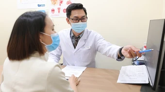 Nổi mụn nước ở tai có phải mắc zona? - Báo TinVina