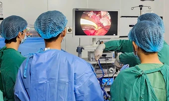 Nội soi cắt mảnh gan kèm khối u để điều trị ung thư