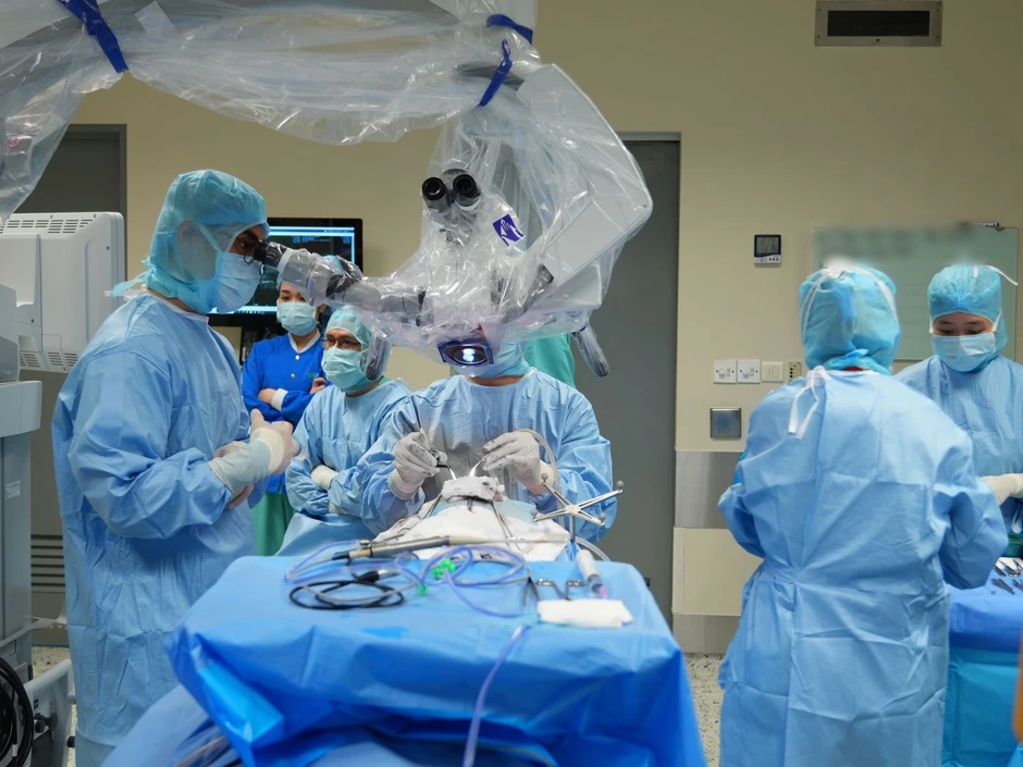 Nữ bác sĩ Việt leo thang dây giữa đêm lên tàu cứu thuyền viên người Nga nghi đột quỵ