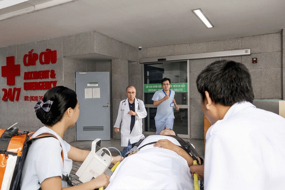 Nữ bác sĩ Việt leo thang dây giữa đêm lên tàu cứu thuyền viên người Nga nghi đột quỵ