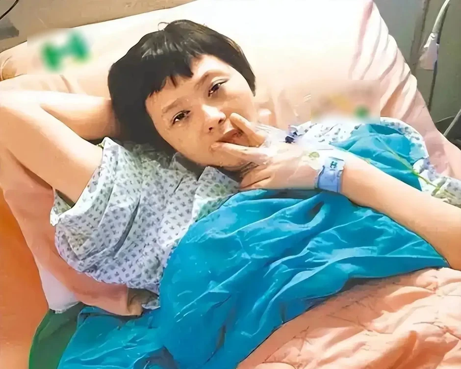 Nữ diễn viên từng 3 lần vào tù bị tái phát ung thư, phải uống hơn 20 loại thuốc mỗi ngày Nữ diễn viên từng 3 lần vào tù bị tái phát ung thư, phải uống hơn 20 loại thuốc mỗi ngày