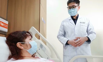 Nữ du khách Nga bị xoắn buồng trứng với khối u nặng 4 kg - Báo TinVina