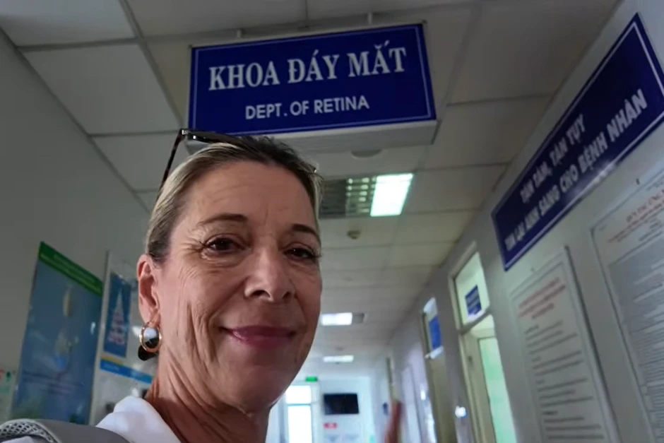 Nữ du khách Tây đi khám mắt, bất ngờ với số tiền phải thanh toán Nữ du khách Tây đi khám mắt, bất ngờ với số tiền phải thanh toán