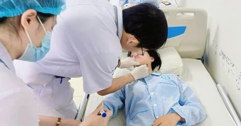 Nữ sinh bị dây điện giăng ngang đường cứa vào cổ