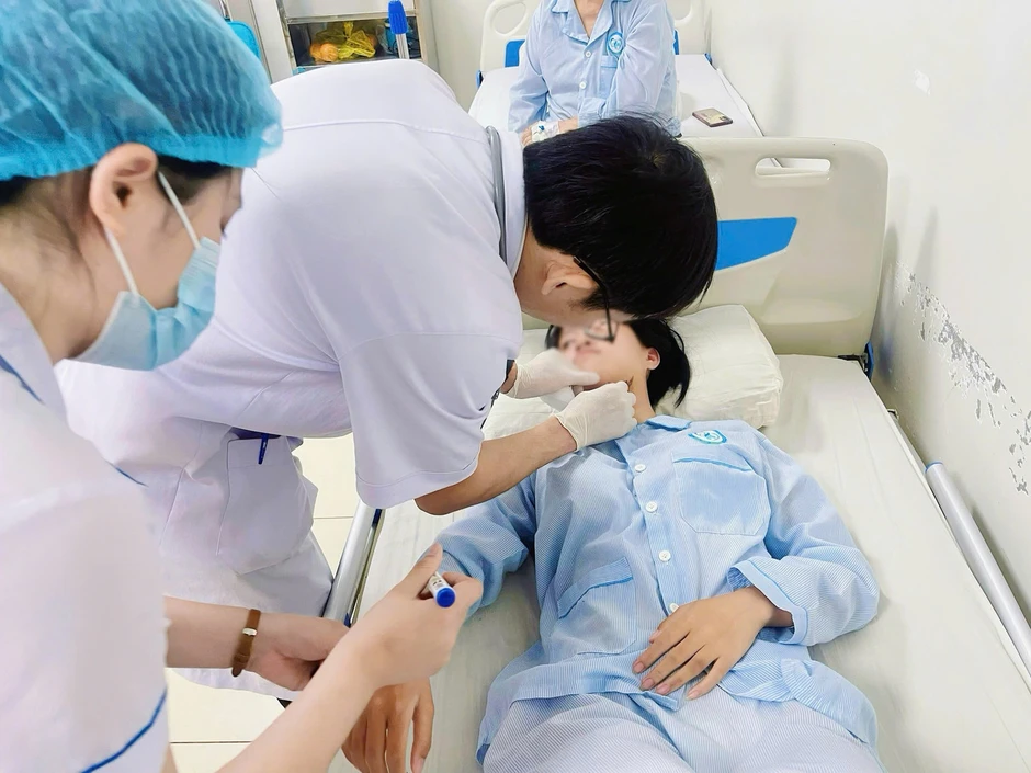 Nữ sinh nhập viện vì dây điện chùng ngang đường cuốn vào cổ Nữ sinh nhập viện vì dây điện chùng ngang đường cuốn vào cổ