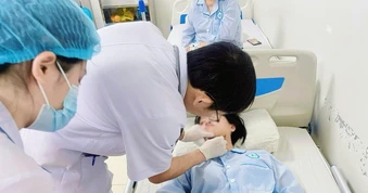 Nữ sinh ở Quảng Trị bị dây điện cứa vào cổ khi đang đi trên đường