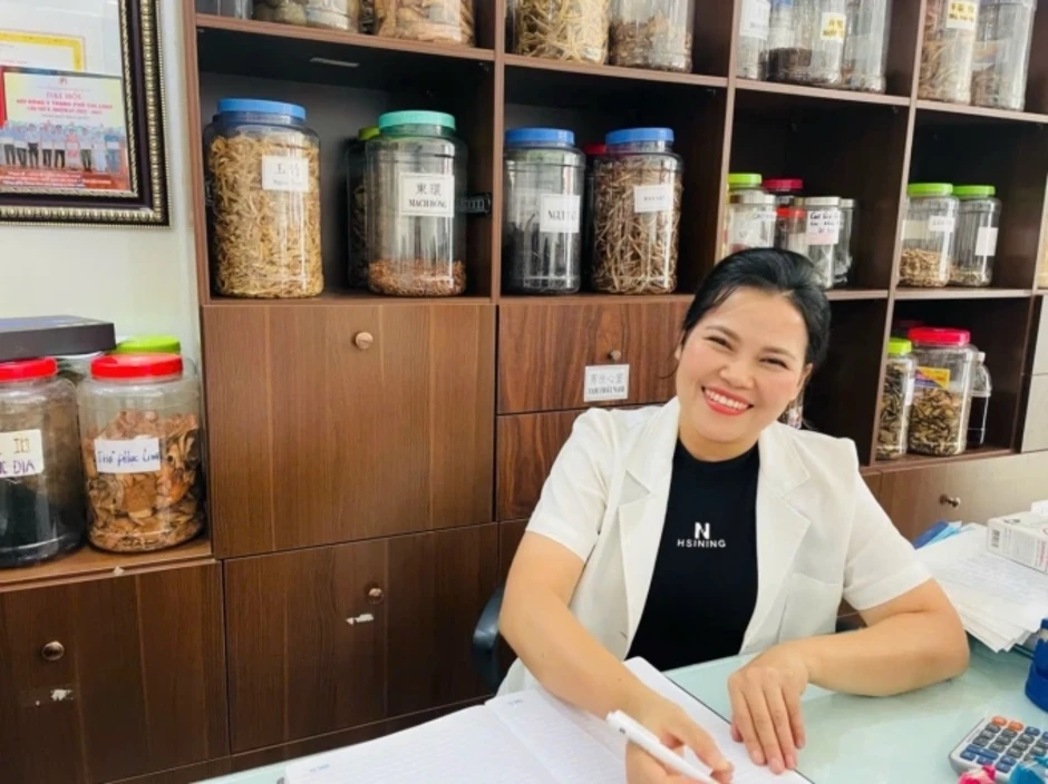 Nữ y sĩ ép tim cứu người đột quỵ ở sân bay
