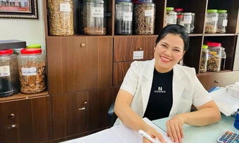 Nữ y sĩ ép tim cứu người đột quỵ ở sân bay