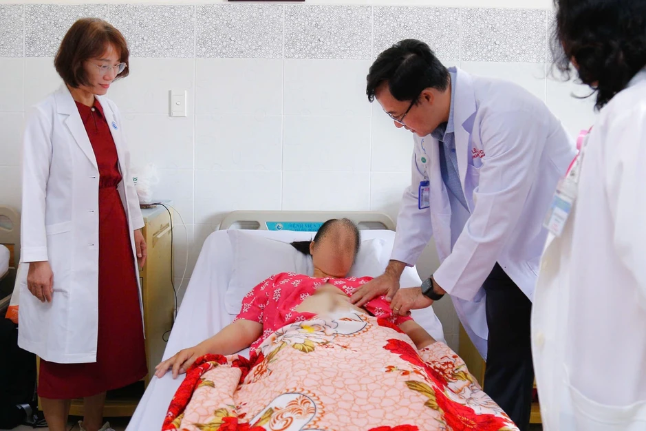 Nửa đêm, 2 bệnh viện ở TPHCM cấp cứu người phụ nữ mang thể thai cực hiếm Nửa đêm, 2 bệnh viện ở TPHCM cấp cứu người phụ nữ mang thể thai cực hiếm