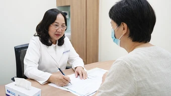 Nước tiểu sẫm màu có phải dấu hiệu viêm gan B? - Báo TinVina