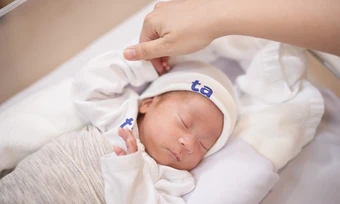 Nuôi sống bé sinh non 900 g - Báo TinVina