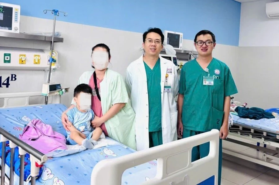 Nuốt nhầm hóa chất thí nghiệm, bé 2 tuổi nhập viện lọc máu Nuốt nhầm hóa chất thí nghiệm, bé 2 tuổi nhập viện lọc máu