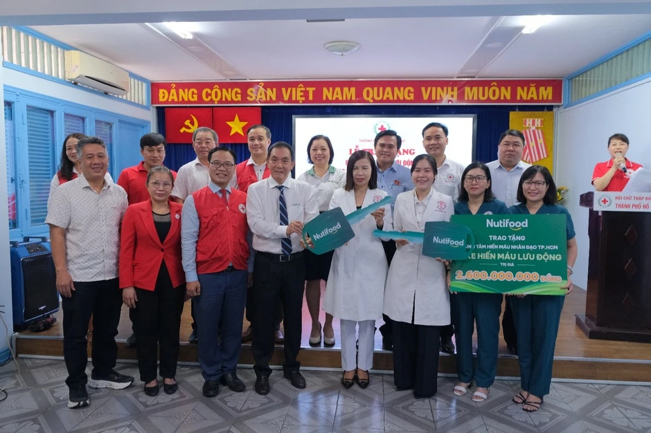 Nutifood trao tặng 2 xe hiến máu lưu động trị giá 2,6 tỷ đồng Nutifood trao tặng 2 xe hiến máu lưu động trị giá 2,6 tỷ đồng