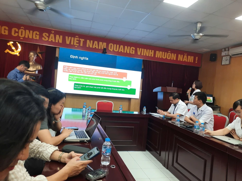 Ôm con đứng ngoài ban công lúc nửa đêm, mẹ trẻ 23 tuổi khiến cả nhà hoảng loạn vì điều không ai ngờ Ôm con đứng ngoài ban công lúc nửa đêm, mẹ trẻ 23 tuổi khiến cả nhà hoảng loạn vì điều không ai ngờ
