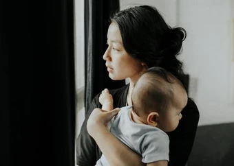 Ôm con đứng ngoài ban công lúc nửa đêm, mẹ trẻ 23 tuổi khiến cả nhà hoảng loạn vì điều không ai ngờ