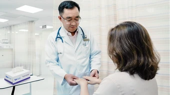 Phát hiện bệnh lupus từ dấu hiệu đầu ngón tay tím tái - Báo TinVina