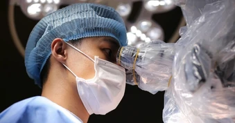 Phát hiện căn bệnh nguy hiểm phải mổ não sau triệu chứng yếu bàn tay phải