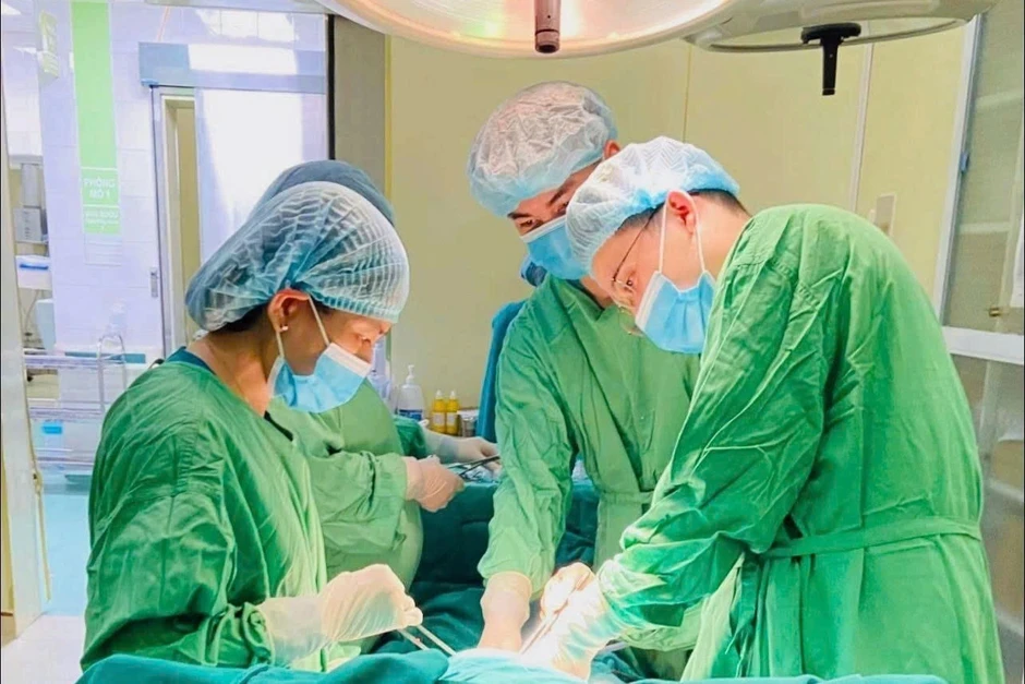 Phát hiện khối u chứa tóc và da trong buồng trứng bé gái 14 tuổi Phát hiện khối u chứa tóc và da trong buồng trứng bé gái 14 tuổi