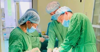 Phát hiện khối u chứa tóc và da trong buồng trứng bé gái 14 tuổi