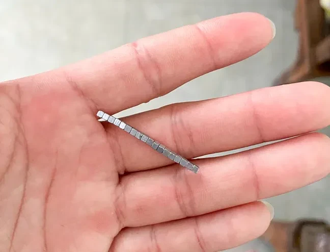 Phát hiện nhiều viên nam châm nhỏ trong ruột bé trai 5 tuổi Phát hiện nhiều viên nam châm nhỏ trong ruột bé trai 5 tuổi