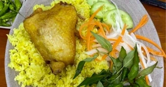 Phạt quán cơm gà 10 triệu đồng sau khi 50 người nhập viện