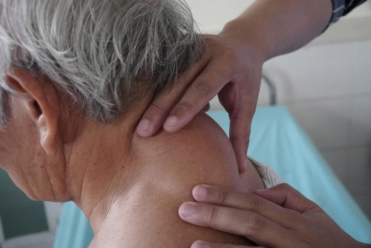 Phẫu thuật bóc khối u 'khổng lồ' vùng sau cổ suốt hơn 40 năm cho cụ ông 72 tuổi Phẫu thuật bóc khối u 'khổng lồ' vùng sau cổ suốt hơn 40 năm cho cụ ông 72 tuổi