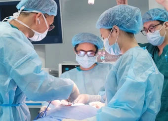 Phẫu thuật cấp cứu thành công người bệnh bị thủng dạ dày, nghi ngờ ung thư