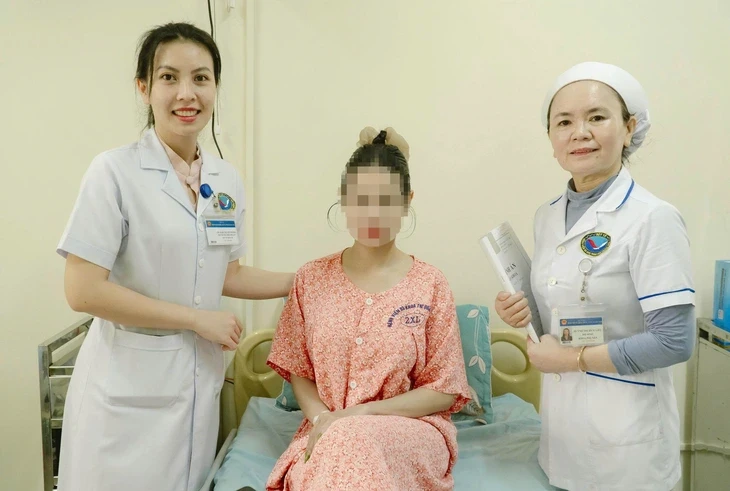 Phẫu thuật lấy khối u buồng trứng nặng khoảng 2kg ở người phụ nữ 33 tuổi