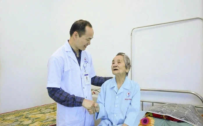 Phẫu thuật lấy lại ánh sáng cho cụ bà 104 tuổi Phẫu thuật lấy lại ánh sáng cho cụ bà 104 tuổi
