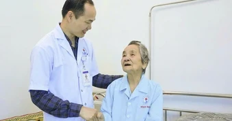 Phẫu thuật lấy lại ánh sáng cho cụ bà 104 tuổi