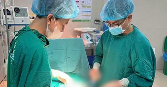Phẫu thuật lấy thai cho sản phụ có 2 tử cung, 1 quả thận