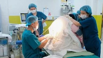 Phẫu thuật lấy thai thành công cho sản phụ nặng 140kg mắc tiền sản giật nặng