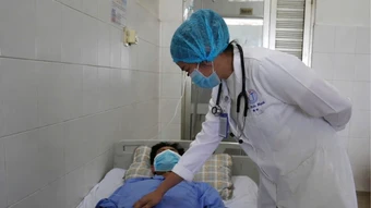 Phẫu thuật nội soi lấy xương cá dài khoảng 3cm đâm vào đường mật bệnh nhân