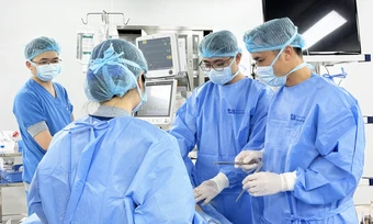 Phẫu thuật thông ruột người ung thư dạ dày giai đoạn cuối - Báo TinVina