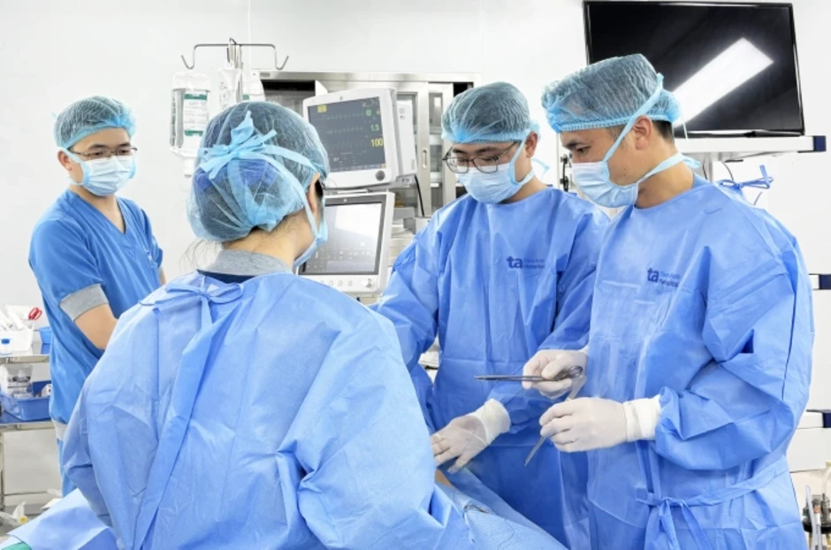 Phẫu thuật thông ruột người ung thư dạ dày giai đoạn cuối - Báo TinVina