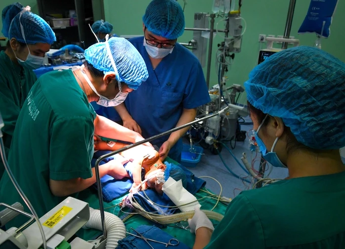 Phẫu thuật tim bẩm sinh tại Việt Nam chỉ bằng 1/10 Mỹ Phẫu thuật tim bẩm sinh tại Việt Nam chỉ bằng 1/10 Mỹ