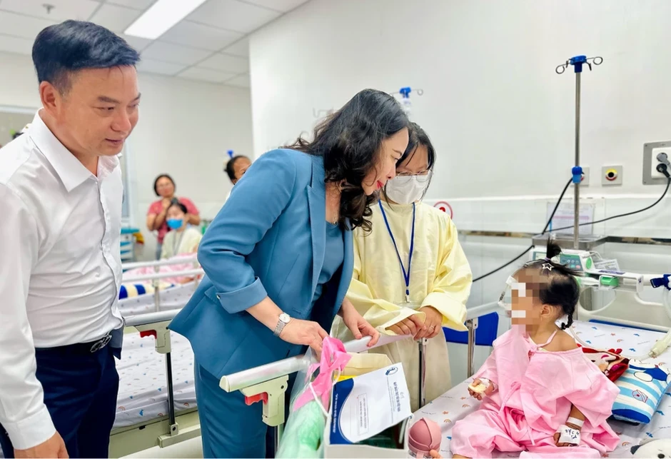Phó Chủ tịch nước Võ Thị Ánh Xuân thăm và tặng quà cho bệnh nhi