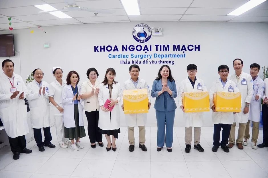 Phó Chủ tịch nước Võ Thị Ánh Xuân thăm và tặng quà cho bệnh nhi