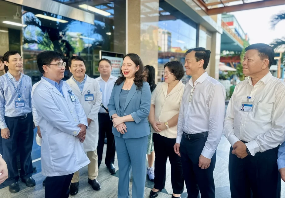 Phó Chủ tịch nước Võ Thị Ánh Xuân thăm và tặng quà cho bệnh nhi