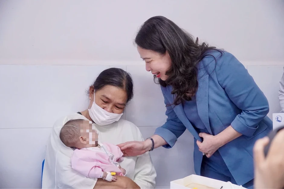 Phó Chủ tịch nước Võ Thị Ánh Xuân thăm và tặng quà cho bệnh nhi