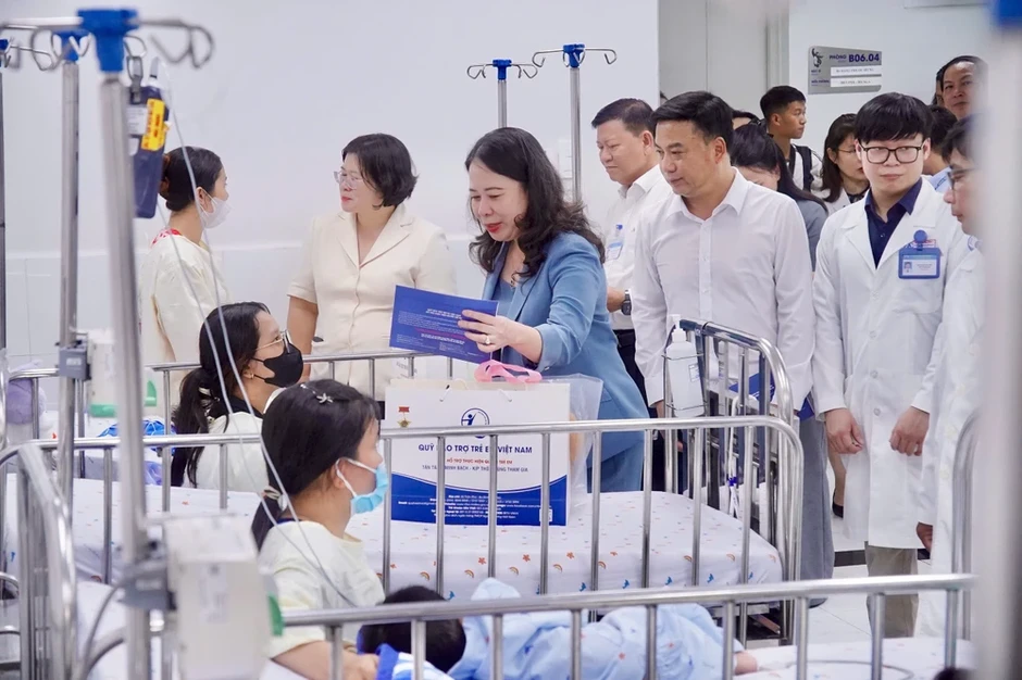 Phó Chủ tịch nước Võ Thị Ánh Xuân thăm và tặng quà cho bệnh nhi