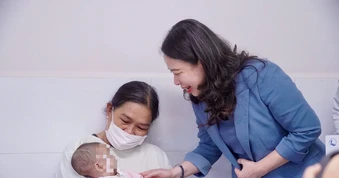Phó Chủ tịch nước Võ Thị Ánh Xuân thăm và tặng quà cho bệnh nhi